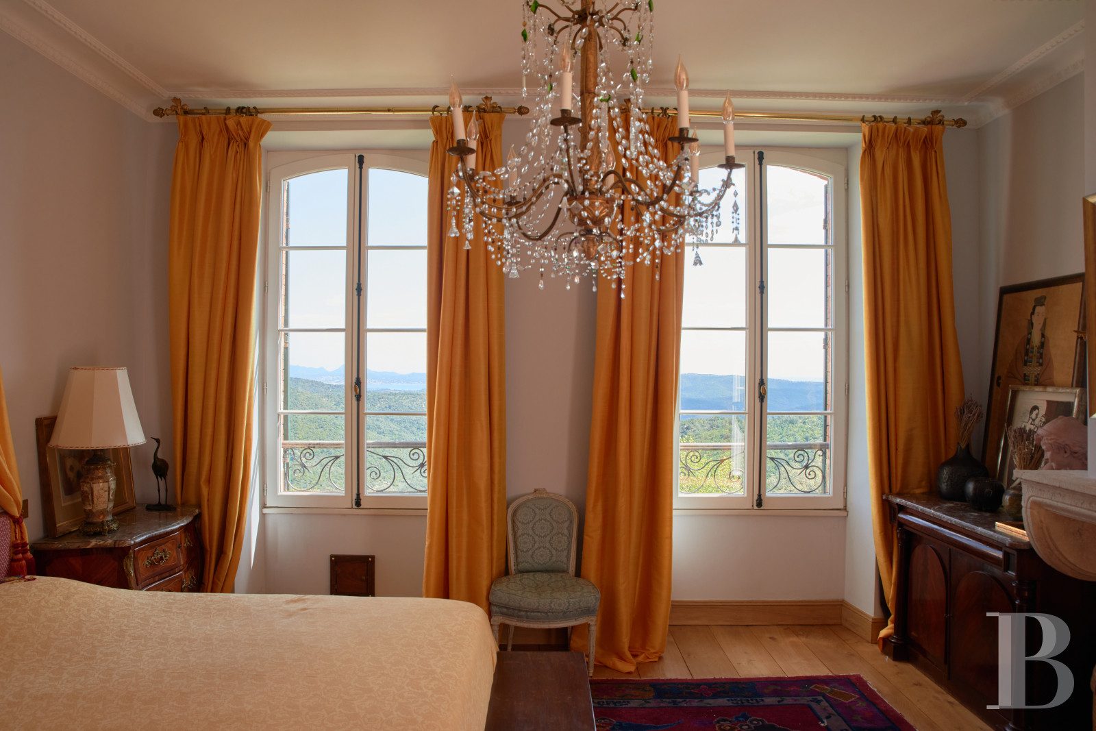 Dans le Var, sur la commune de Sainte-Maxime, une villa d’inspiration italienne dominant l’horizon jusqu’à la mer - photo  n°20